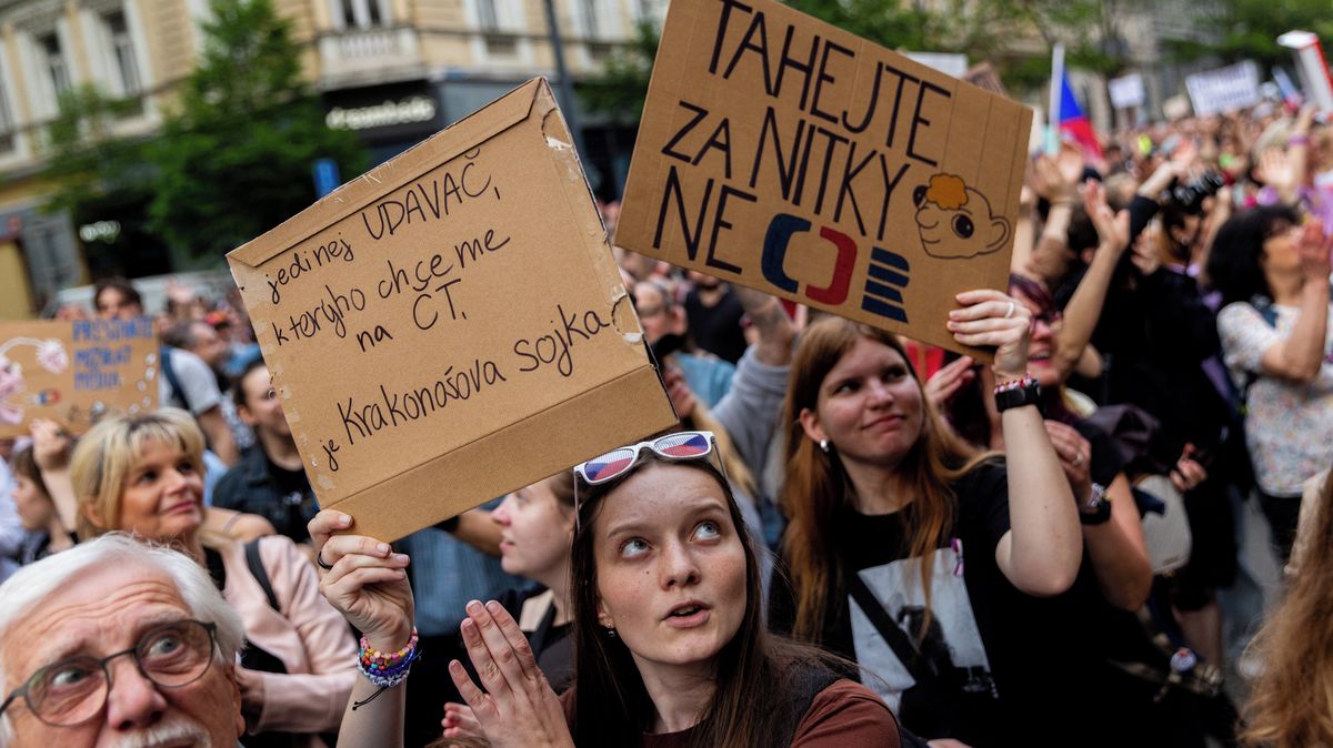 Desítky tisíc demonstrantů prošly Prahou na podporu ČT a ČRo