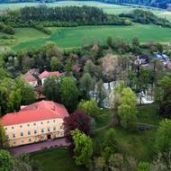 Zámek Maleč a park s rybníčkem. Jak říká Václav Macháček-Rieger, zámek stojí v místech, kde dávají lišky dobrou noc.
