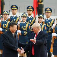 Současný americký prezident Donald Trump Peking navštívil už během svého prvního mandátu, na snímku z 9. listopadu 2017 se zúčastní uvítacího ceremoniálu v Pekingu po boku čínského prezidenta Si Ťin-pchinga.

Přestože návštěva měla okázalý průběh, v následujících letech Trump vůči Číně přitvrdil - rozpoutal obchodní válku, zavedl cla na čínské zboží a prosazoval opatření namířená proti čínským technologickým firmám. Čínu tvrdě kritizoval také během pandemie koronaviru, o kterém opakovaně mluvil jako o „čínském viru“.