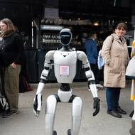 Mezi návštěvníky se ve čtvrtek pohyboval také humanoidní robot Sonny. Lákal na debatu o jiné knize nazvané Hypernormal autorů Alexandera Bruny a Pavla Čejky. „Kniha je o tom, jak si udržet kontrolu v éře AI,“ říkal robot.