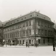 Dříve na nároží stála budova pivovaru U Primasů s velmi populárním hostincem. Fotografie z doby kolem roku 1920, pohled z obchodu Zikmunda Reacha, Skořepka 9.