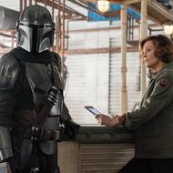Na fotografii z filmu Mandalorian a Grogu, který ve čtvrtek začnou promítat kina, jsou Pedro Pascal jako Mandalorian a Sigourney Weaver v roli Ward.