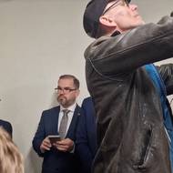 Schovali se i poslanci a zaměstnanci litevského parlamentu. Na snímku s mobilem v ruce ministr obrany Robertas Kaunas.