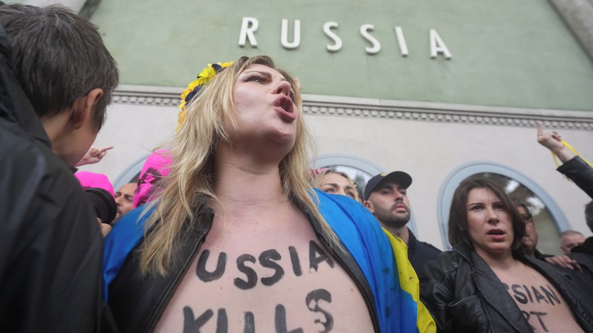 „Jedinou ruskou kulturou je krev.“ Pussy Riot a Femen protestovaly na bienále