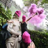 Protest organizovaly členky skupiny Pussy Riot a hnutí Femen.