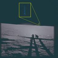 Archivní snímek, který zachycuje měsíční povrch při misi Apollo 12 v roce 1969. Ve vesmíru spatřili astronauti zatím neidentifikovaný útvar. Barvu snímku pozměnilo ministerstvo obrany záměrně, aby poukazovalo na neobvyklý úkaz.
