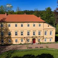 Zámek nelze zařadit do čistého architektonického stylu. Potkává se tu pozdní renesance, baroko a empír. Výsledek je trochu poslepovaný, ale díky tomu má stavba nezaměnitelné kouzlo. 
