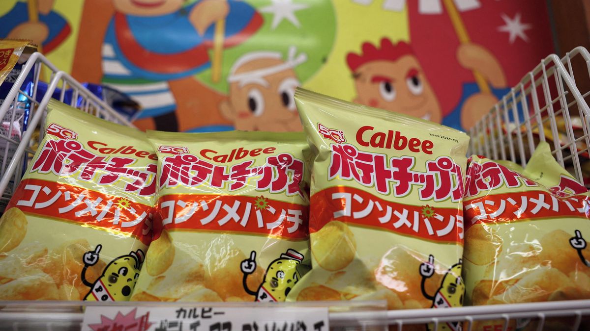 Japonská firma uvádí černobílé obaly chipsů, válka v Íránu omezila přísun barviv
