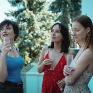 Anna Prášilová Fialová jako kamarádka Monyové, Tereza Ramba v roli Simony Monyové a Simona Kollárová coby další kamarádka Monyové.
