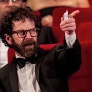 „Chtěl bych režírovat, rád bych se aktivněji ujal vlastních scénářů,“ přiznal v Karlových Varech roku 2016 oscarový scenárista a režisér Charlie Kaufman. Do Česka přivezl animovaný snímek Anomalisa.