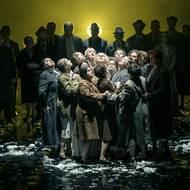 Na fotografii z inscenace Dialogů karmelitek, které nově uvádí pražská Státní opera, je v popředí Tamara Morozová jako Lidoine.