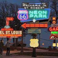 V Missouri se nachází Route 66 Neon Park, kde jsou vystaveny opuštěné neonové nápisy, jež kdysi lákaly cestující k zastávce podél dálnice. Často se jednalo o ručně vyrobené nápisy, které nesloužily pouze jako označení motelů, kaváren a čerpacích stanic, ale byly také lidovým uměním a symboly místní kultury. (Neon Park, Missouri, listopad 2025.)