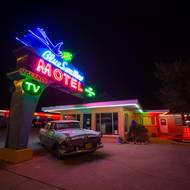 Ačkoli již nějakou dobu existují rychlejší a přímější trasy mezi druhým a třetím největším městem země, neony Route 66 stále jasně září a její vintage cedule lákají cestovatele do zrekonstruovaných motorestů, klasických restaurací a atrakcí u silnice.