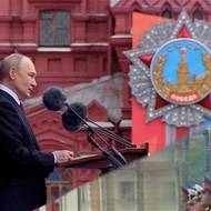 Ruský prezident Vladimir Putin pronesl nezvykle krátký projev, ve kterém pouze zopakoval, že věří, že Rusko zvítězí. Nevynechal ani rozsáhlý historický exkurz. 