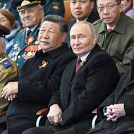 Loni přitom Putin seděl na tribuně vedle čínského prezidenta Si Ťin-pchinga, který je pro něj zejména od začátku války jedním z nejdůležitějších spojenců. Mezi hosty byl také brazilský prezident Luiz Inácio Lula da Silva nebo i srbský prezident Aleksandar Vučić. 