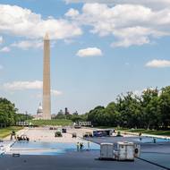 Na pokyn amerického prezidenta Donalda Trumpa pracovníci pokryli dno slavného jezírka u Lincolnova památníku ve Washingtonu modrým materiálem používaným v bazénech.