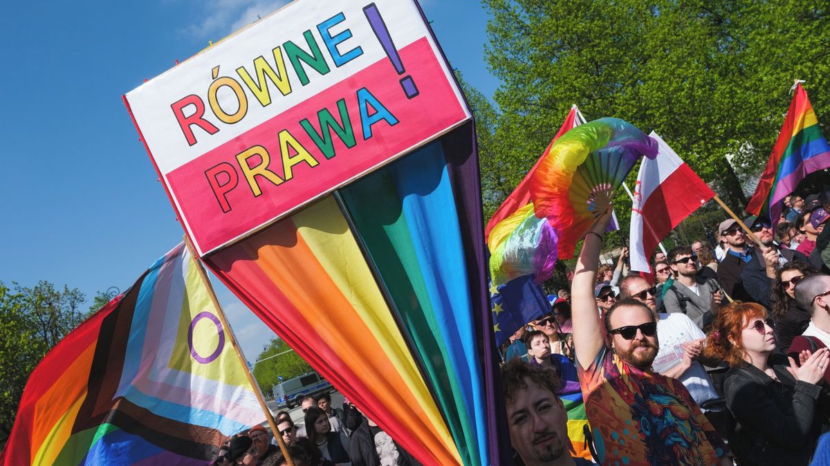 Doteď neexistovali. Tusk se omluvil, Polsko poprvé uzná gay manžele z EU