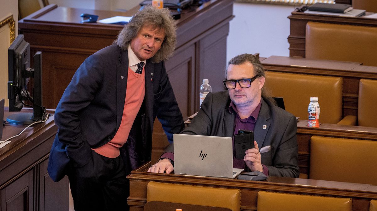 Toto je hulvátství, prohlásil Babiš k Ševčíkovi a přivedl ho k pultu