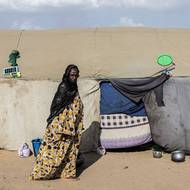 Tuarežští rebelové ze skupiny FLA a teroristé z JNIM napojení na Al-Káidu od konce dubna podnikají útoky po celém Mali. Zabili ministra obrany a řadu civilistů. Zasadili ránu malijské armádě i jejím spojencům z ruského žoldnéřského Afrického sboru, což jsou následníci Vagnerovy skupiny. Armáda a žoldnéři se po dohodě stahují z dalších a dalších míst v Mali.
(Provizorní tábor Doueinkara, nedaleko mauritánsko-malijské hranice, 28. dubna 2026.)