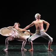 Na fotografii z komponované baletní inscenace Inside, kterou tuto sobotu uvede plzeňské Divadlo J. K. Tyla, jsou Margarida Gonçalves a Mátyás Sántha v choreografii Šest tanců.