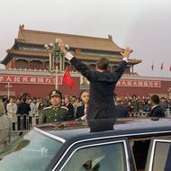 V roce 1989 nastala krize ve vztazích Washingtonu a Pekingu. Kvůli masakru demonstrantů na pekingském náměstí Nebeského klidu v noci z 3. na 4. června prezident George Bush starší zastavil prodej zbraní do komunistické Číny,  vojenskou spolupráci i některé další programy. Ještě před masakrem přitom Bush Peking navštívil, v únoru 1989 mával Číňanům právě na náměstí Nebeského klidu.