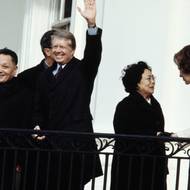Jimmy Carter je v dějinách americko-čínských vztahů považován za klíčového státníka. Vztah Washingtonu s Pekingem považoval za nejdůležitější bilaterální vztah na světě.

(Teng Siao-pching a Jimmy Carter mávají z balkonu Bílého domu, vedle nich jejich manželky Čuo Lin a Rosalyn Carterová, 1979.)
