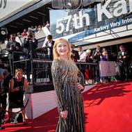 Dojatá herečka Patricia Clarkson v roce 2019 pozdravila publikum česky a děkovala pořadatelům i divákům. Uvedla, že ve Varech je nadšená a nejraději by neodjížděla, jen by poslala pro svého psa a zůstala. O čtyři roky později se skutečně vrátila jako členka poroty.
