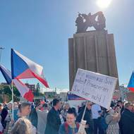 Na protesní akci s názvem Němá barikáda dorazily necelé dvě stovky lidí.