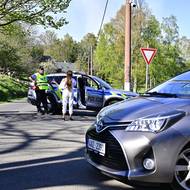 Kvůli požáru policie uzavřela některé místní komunikace