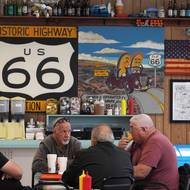 Route 66 se stala trvalou součástí americké kultury. (Cozy Dog Drive In ve Springfieldu ve státě Illinois. Vyfoceno 20. listopadu 2025.)