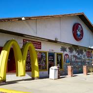 Podél Route 66 se objevila první rychlá občerstvení, např. v kalifornském San Bernardinu, kde byla také otevřena první restaurace McDonald's (na snímku z ledna 2026).