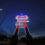 Route 66 je posetá opuštěnými budovami a vybledlými nápisy, ale jeden příklad nezdolného ducha této dálnice se tyčí v Sapulpe, nedaleko Tulsy. Zrestaurované autokino Tee Pee Drive-In nabízí návrat do 50. let, kdy rozkvět automobilové kultury pomohl ke zrodu tisíců autokin po celé zemi. 