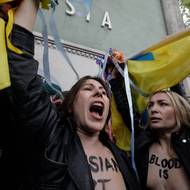 „Jsme tu, abychom všem připomněli, že jedinou ruskou kulturou, jediným ruským uměním dneška je krev,“ řekla Inna Ševčenková z hnutí Femen.