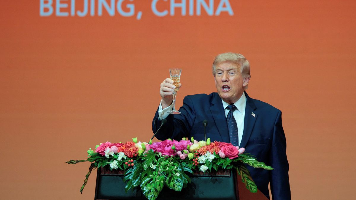 Trump investoval před cestou do Číny miliony dolarů do akcií Applu