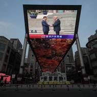 Si Ťin-pching také varoval Donalda Trumpa, že neshody ohledně Tchaj-wanu, který Peking považuje za součást svého území, by mohly vzájemné vztahy strhnout na nebezpečnou cestu a mohly by vést i ke konfliktu. (Obří obrazovka v nákupním centru.)