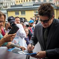 Benicio del Toro v roce 2022 ocenil podporu, kterou karlovarský festival projevil ukrajinským filmařům po začátku plnohodnotné ruské invaze. „Je pro mě čest držet cenu z festivalu, který takto pomáhá jiné kultuře,“ uvedl.