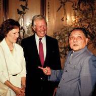 I po konci svého prezidenství byl Carter v Pekingu vnímán jako přítel Číny, který pomohl začlenit zemi do mezinárodního společenství. 

(Rosalyn Carterová a  Jimmy Carter při setkání s čínským vůdcem Teng Siao-pchingem v Pekingu, 29. června 1987, tedy už po skončení Carterova mandátu.)
