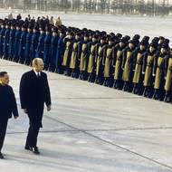 Ford navštívil Čínu v prosinci 1975, kdy se setkal s čínskými vůdci, včetně Mao Ce-tunga. 

(Ford a Teng Siao-pching v Pekingu během vojenské přehlídky.)