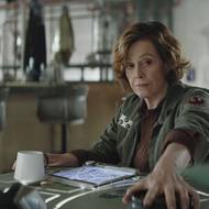 Sigourney Weaver v roli Ward.