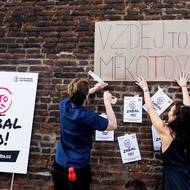 Na Úřad vlády organizátoři donesli i petici se 180 tisíci podpisy, ve které požadují stažení mediálního zákona.