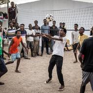 „Nebylo tam žádné jídlo, nic. Zůstali jsme tam osm dní a pak nás přivezli zpátky,“ řekl.
(Migranti, z nichž většina pochází z Etiopie, hrají volejbal, zatímco čekají na návrat do svých zemí v asistenčním centru Mezinárodní organizace pro migraci v džibutském Obocku, 12. dubna.)