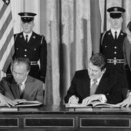 Reagan a čínský premiér Čao C'-jang podepisují v Bílém domě prodloužení dohody o vědě a technologiích o pět let a novou dohodu o průmyslové a technologické spolupráci, snímek z roku 1984.