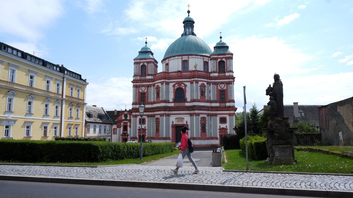 Místní truchlí nad ztrátou Zdislavy. Okamžitě lebku vrať, vzkazují pachateli