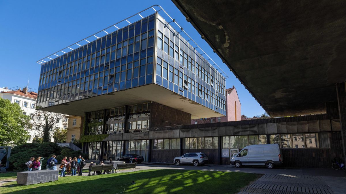Levitující kostky nad klášterní zahradou. Unikátní Pragerovu stavbu čeká obnova