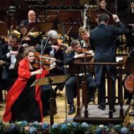 Energická houslistka, kterou doprovodila Česká filharmonie pod taktovkou svého budoucího šéfdirigenta Jakuba Hrůši, bavila publikum svoji hrou i netradičními grimasami.