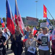 Na protestních akcích se šikují příznivci komunistů i SPD.