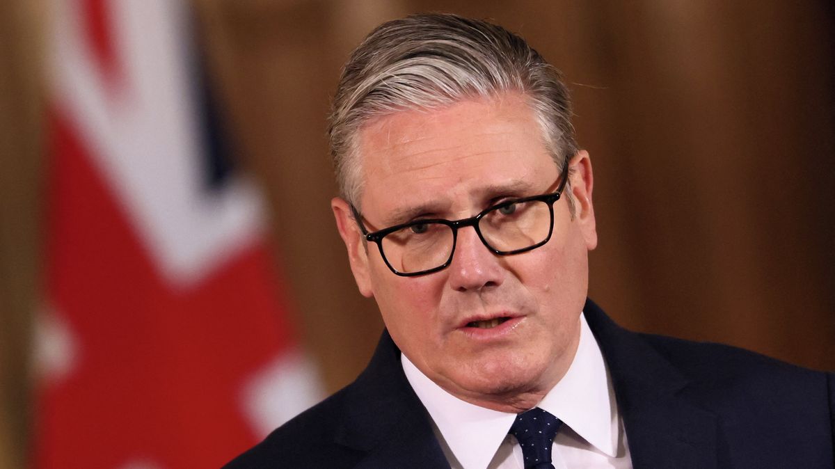 Britský premiér Starmer čelí rostoucímu tlaku spolustraníků, aby rezignoval