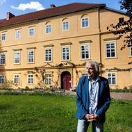Přídomek Rieger používá Václav Macháček jen neoficiálně. Hlásí se tím ke svému předkovi, ale převzal je i po své matce, která je používala při publikování jako germanistka a překladatelka z němčiny. 