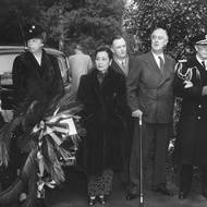 Sung byla významná diplomatka a díky vzdělání v USA a výborné angličtině hrála klíčovou roli ve vzájemných vztazích. V USA vystupovala na podporu Číny a v roce 1943 jako první Číňanka promluvila před americkým Kongresem. Na snímku z 22. února 1943 ji prezident Roosevelt s manželkou provázejí po Mount Vernon ve Virginii, historické rezidenci prvního amerického prezidenta George Washingtona.