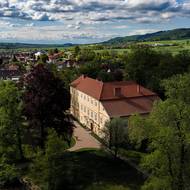 Zámek a obec Maleč.